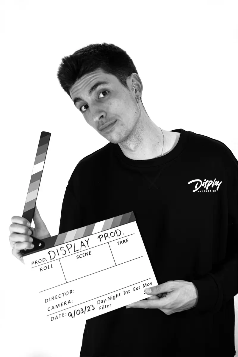 Un dels fundadors de Display Productions amb una càmera de cinema